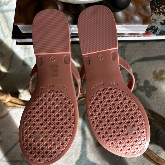 Tory Burch Women's flesh tan pink jelly Sandals size 7 - Picture 4 of 4